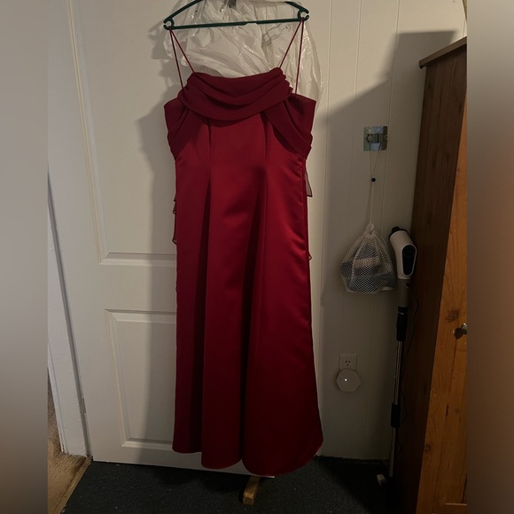 Michaelangelo Dresses & Skirts - Beautiful gown worn by 5’3” tall